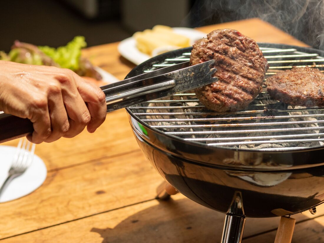 Grillmeister Kilian Brandt am Grill