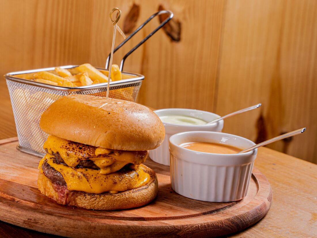 Menü Deluxe mit Burger, Pommes und Drink