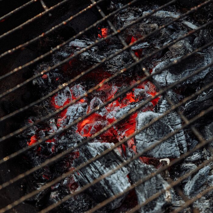 Glühende Holzkohle im Grill