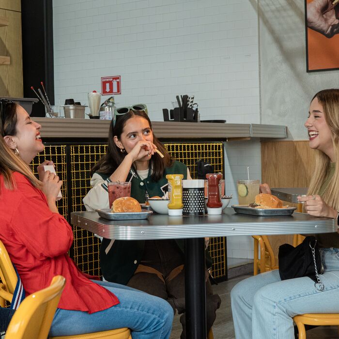 Gäste am Tisch bei Brandrot Burger