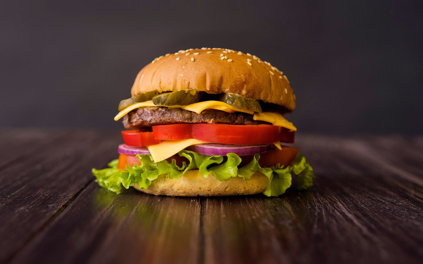 Burger vom Grill, dunkel angebraten, mit Röstzwiebeln und Cheddar