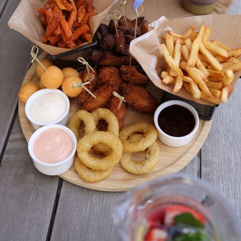 Pommes und Zwiebelringe