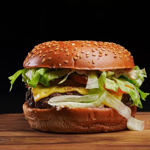Burger mit Patty, Cheddar und Salat